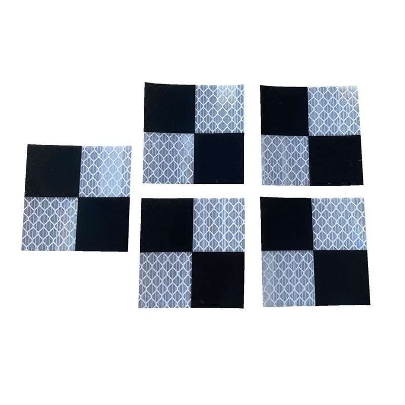 Black and white four-quadrant reflective survey target arrangement