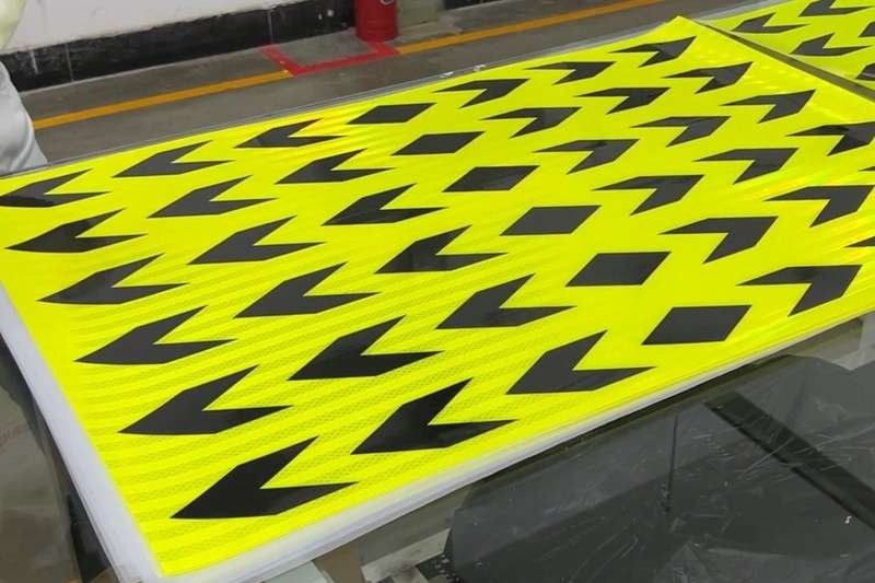 Fluorescent Yellow Black Arrow Reflective Guide Strips — product detail